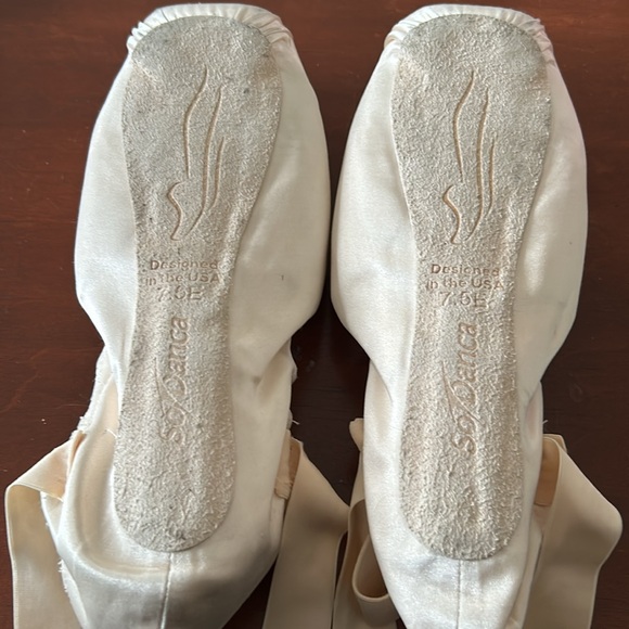 So Danca Ballet Pointe Shoes, Size 7.5E - Picture 2 of 12